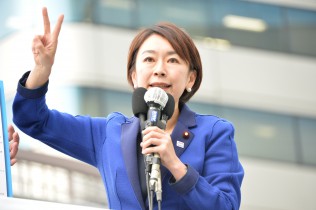 山尾志桜里国民運動局長