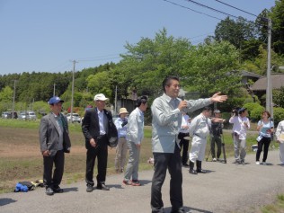 田植えのイベントで挨拶する細野本部長