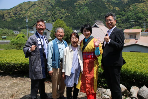 丸子紅茶の茶畑で、生産者の松村さんと鈴木智県議と