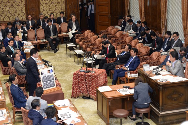 安倍総理らに質問する今井雅人議員