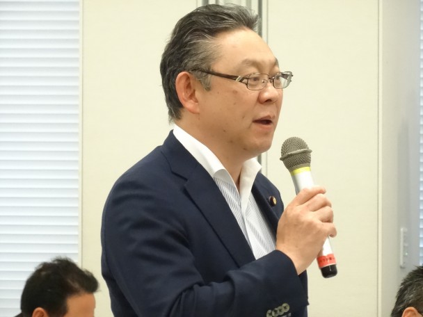 民進党森林環境政策議員懇談会の会長でもある小川勝也参議院幹事長「森林関連事業は資材、エネルギー、雇用を生み出す多面性がある。国民の財産という発想に立ち、持続可能な産業にするため、協力し合いたい」