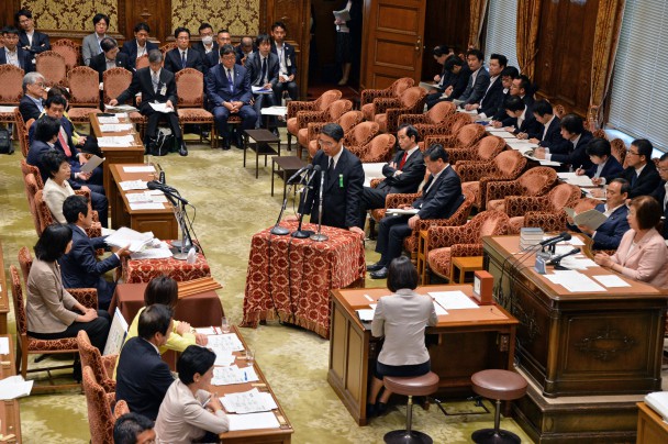 前川前事務次官に質問する大串議員