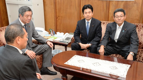 民進・自民国対委員長会談に臨む山井国対委員長（中央）と笠浩史国対委員長代理（右）