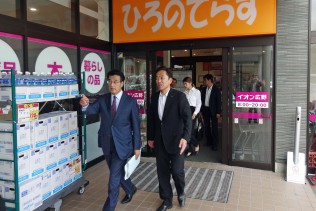 ひろのてらすを視察する広野町長と岡田本部長