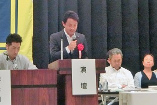 あいさつする玉木幹事長代理