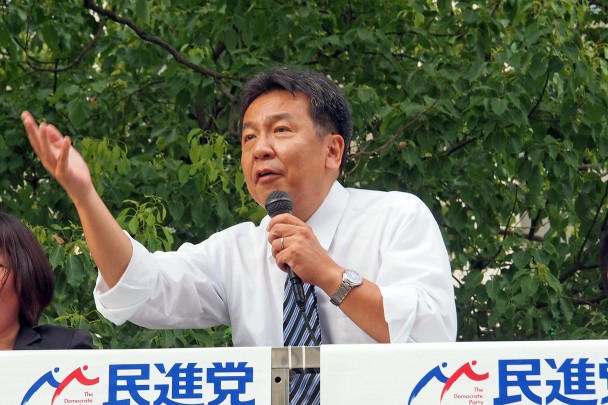 街頭演説で訴える枝野幸男候補