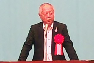 来賓としてあいさつする岡田啓連合東京会長