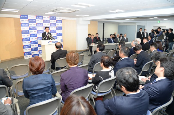 両院議員総会であいさつする前原代表