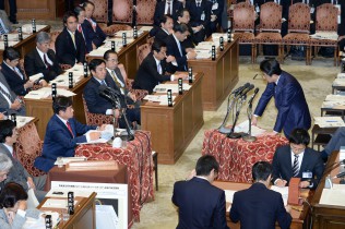 安倍総理の答弁を注視する原口議員