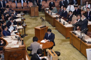 安倍総理らと議論する大塚代表