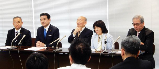 設立発表会見。左から本村議員、江田議員、藤井元財務大臣、阿部議員、斎藤元官房副長官